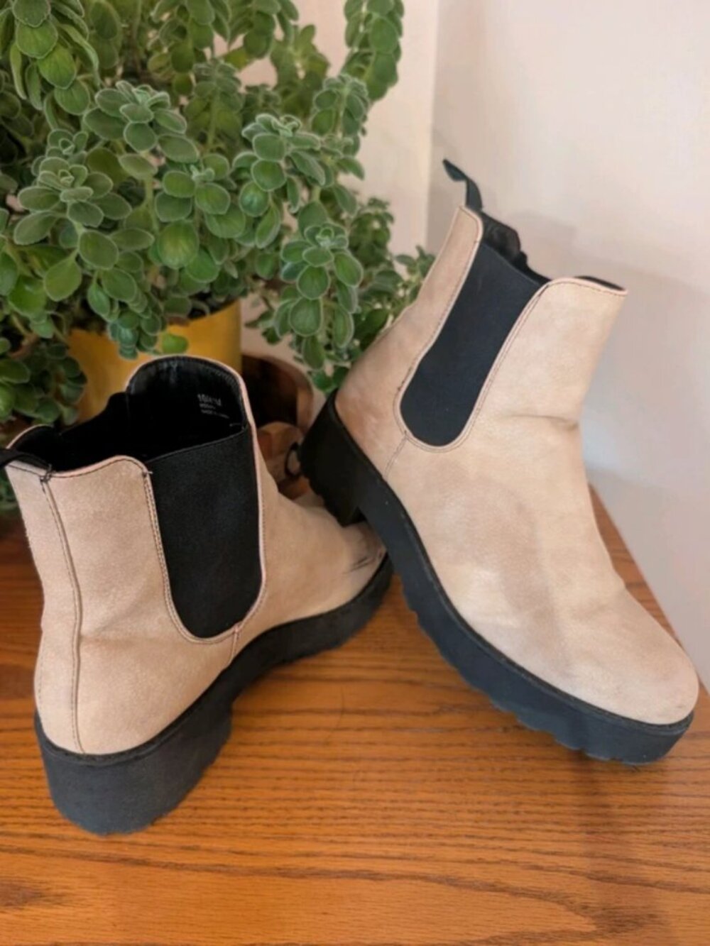 Beige/Black Chelsea Boots